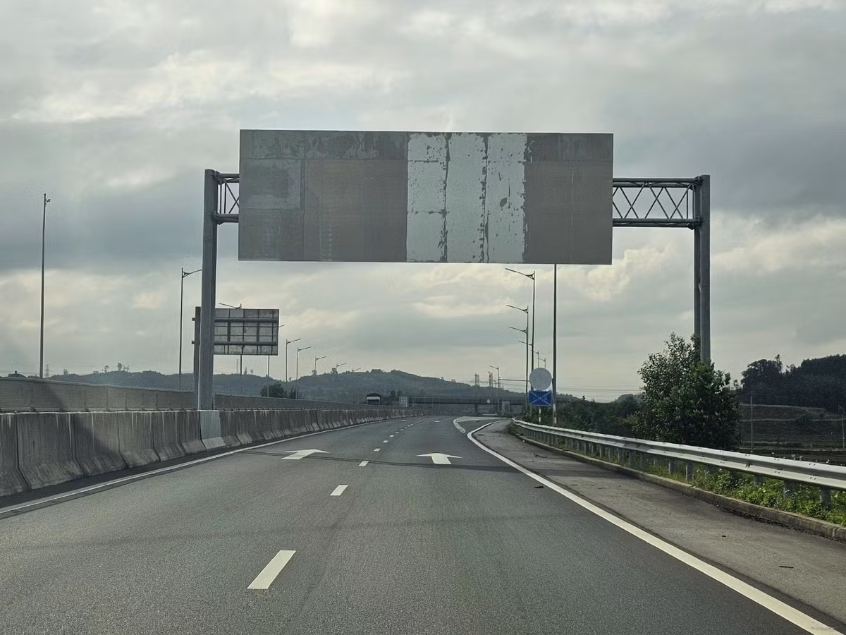 Sau nhiều năm đưa vào khai thác, sử dụng, nhiều biển báo giao thông trên tuyến cao tốc Đà Nẵng - Quảng Ngãi đã bị "bay màu", gây khó khăn cho người điều khiển phương tiện.