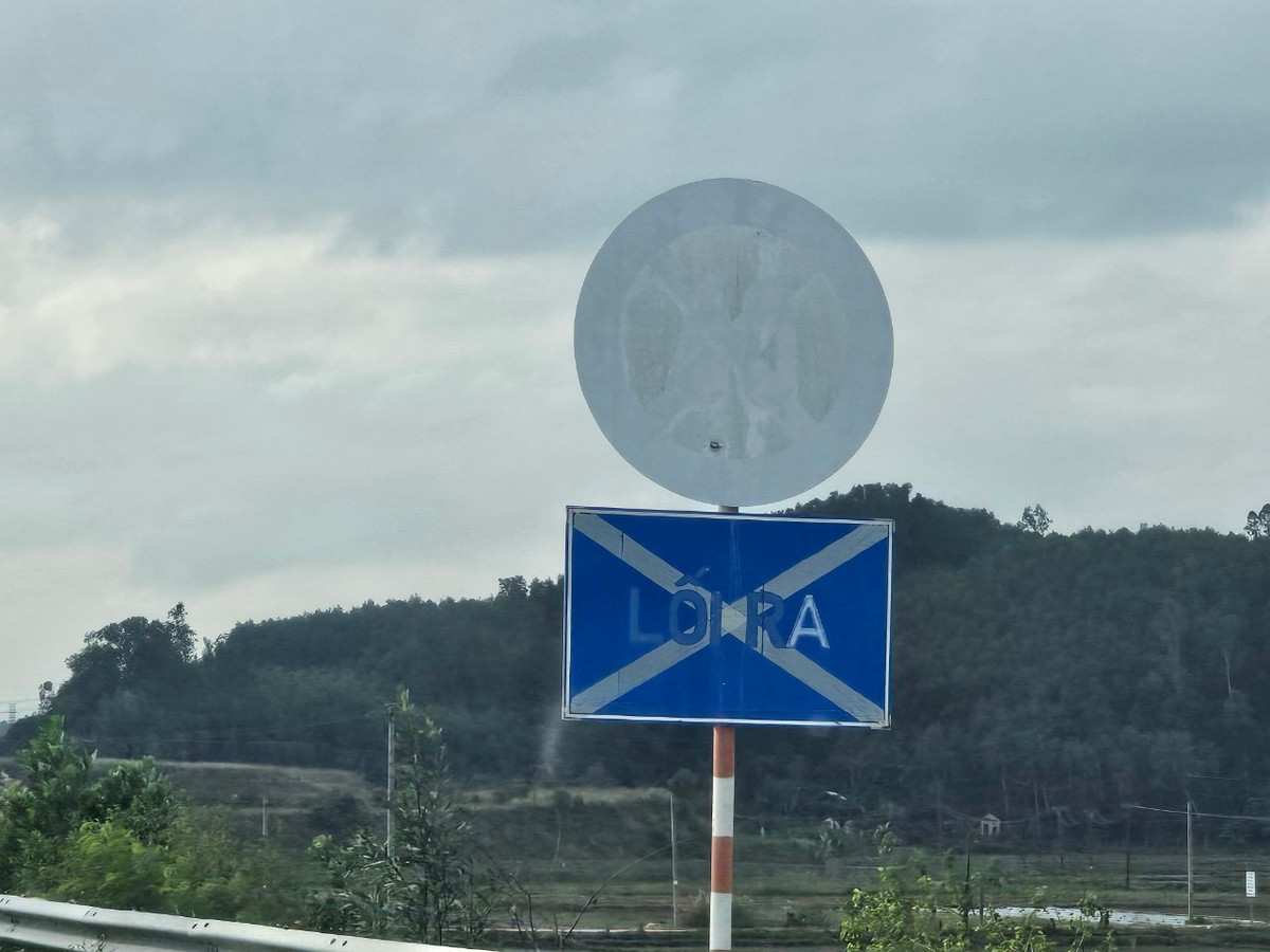 Thế nhưng, nhiều biển báo giao thông trên cao tốc Đà Nẵng - Quảng Ngãi bị "bay màu", không rõ ràng đã gây khó khăn cho người tham gia giao thông. Những người ít qua lại trên tuyến đường này rất dễ bối rối vì không hiểu được ý nghĩa của các biển cảnh báo.