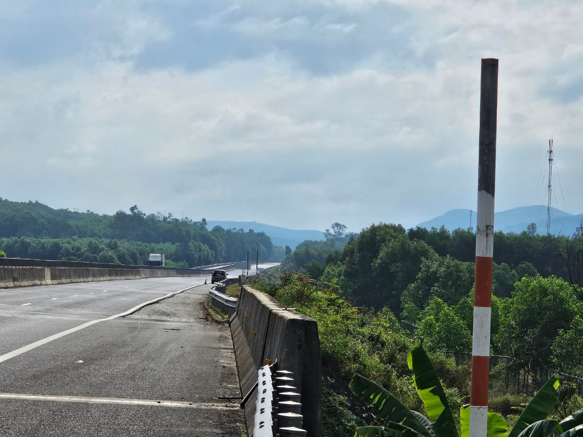 Thậm chí một số biển báo đã rơi rụng.