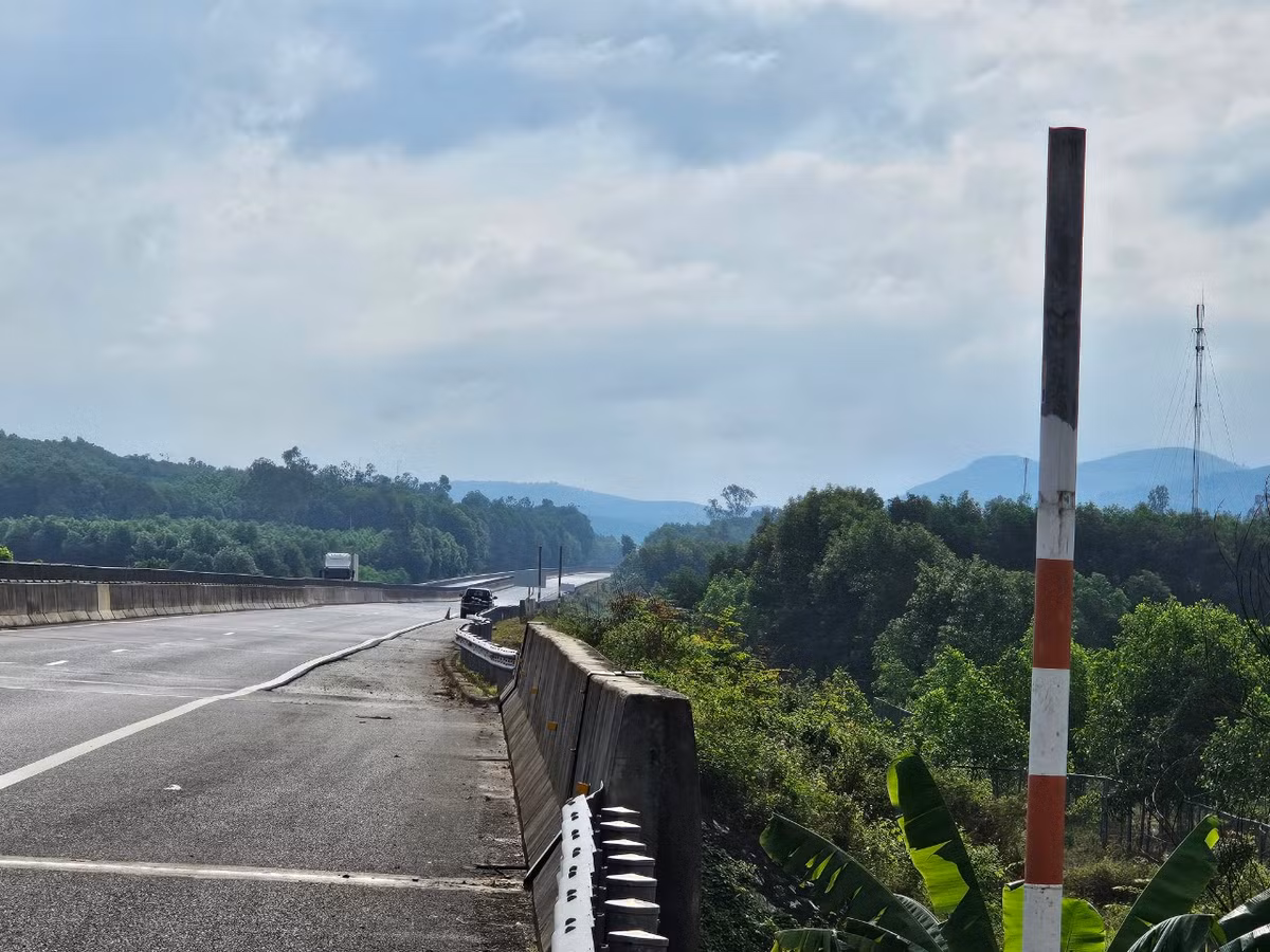 Thậm chí một số biển báo đã rơi rụng.