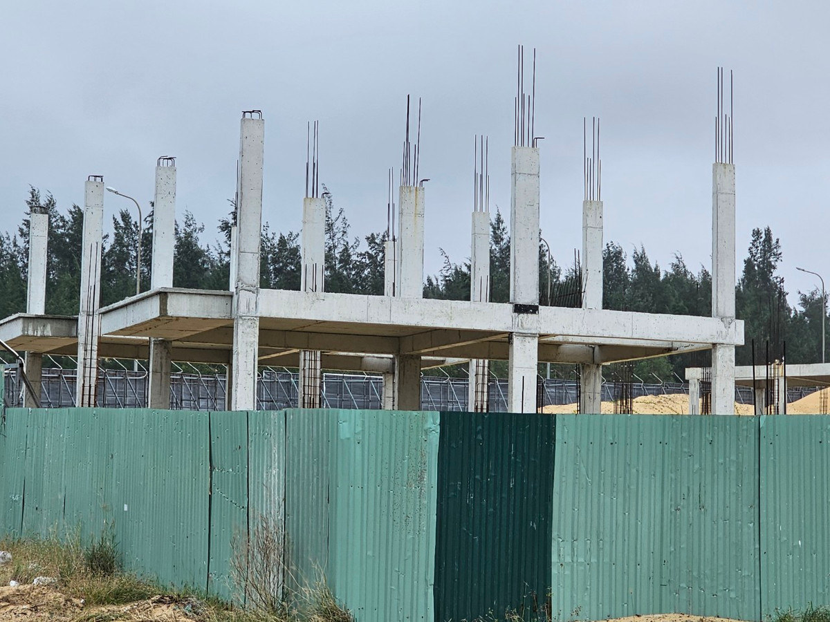 Sau nhiều năm triển khai, nhiều hạng mục dự án vẫn dang dở, rào tôn quây kín.