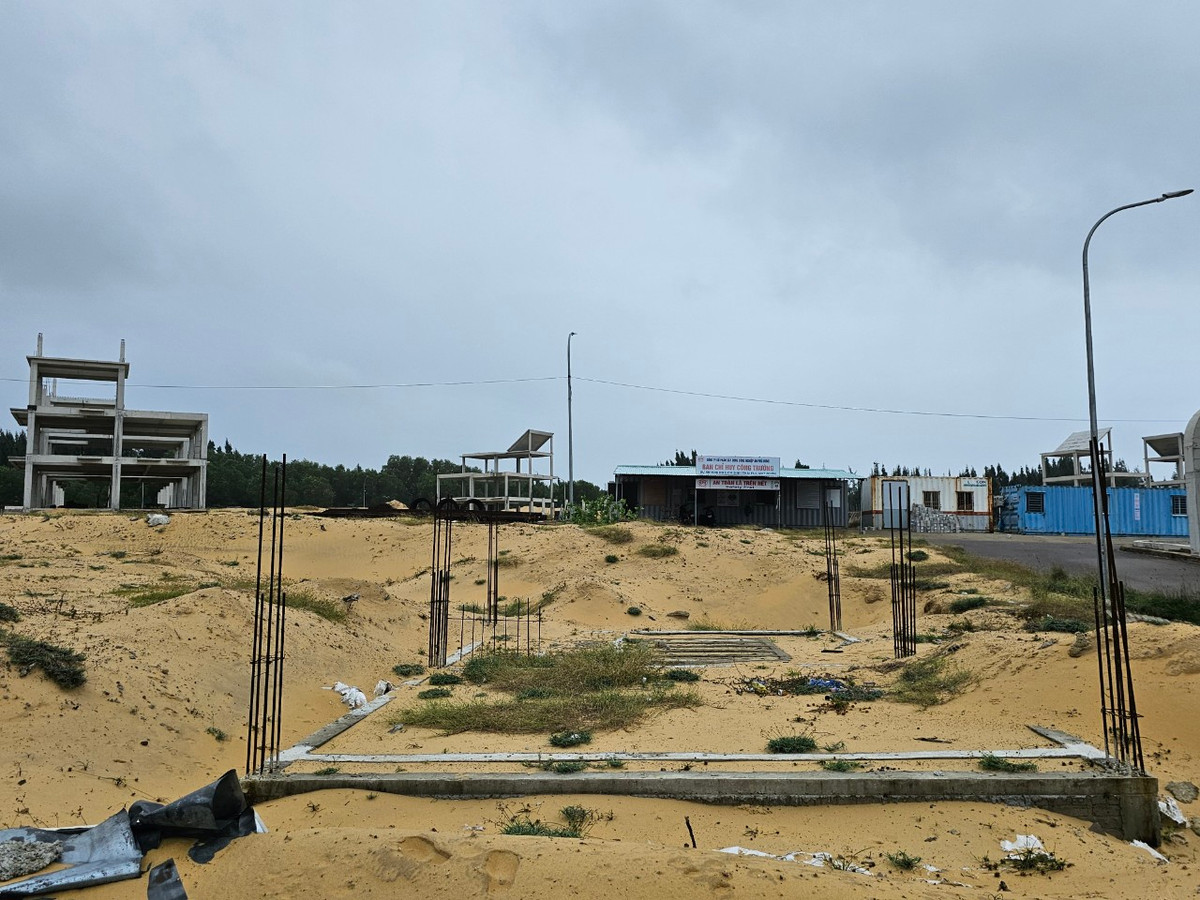 Nhiều nơi trong khu vực dự án chỉ là vài trụ bê tông lởm chởm giữa mênh mông cát trắng.