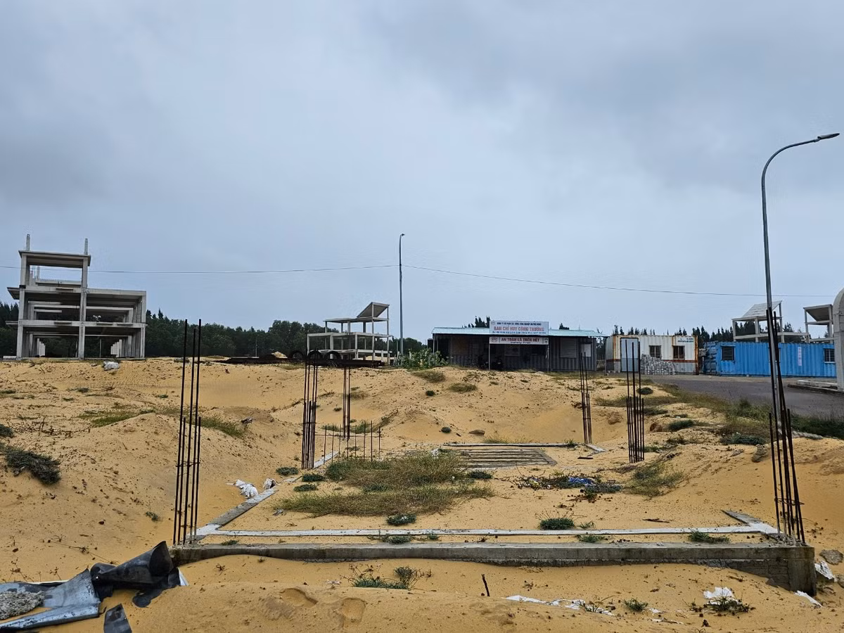 Nhiều nơi trong khu vực dự án chỉ là vài trụ bê tông lởm chởm giữa mênh mông cát trắng.