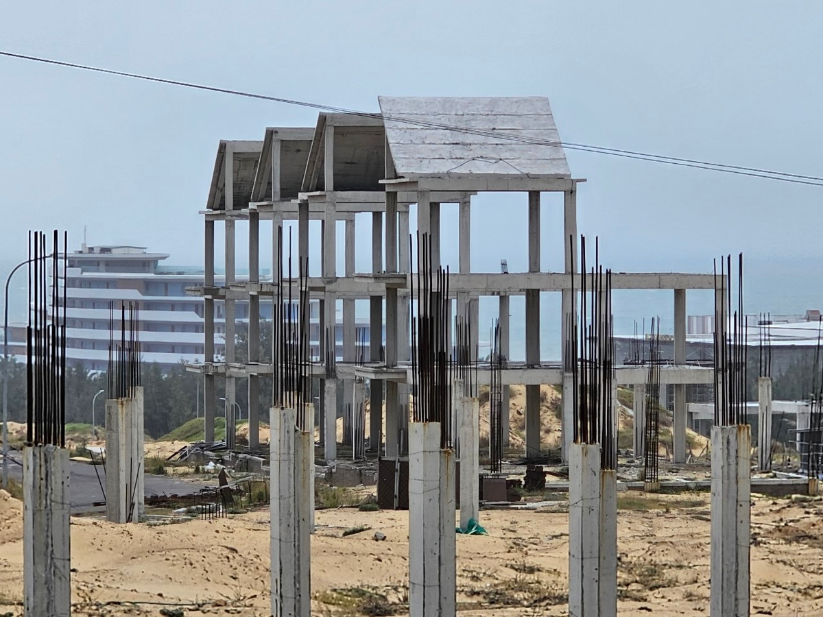 Nhiều trụ bê tông nham nhở, một vài hạng mục được xây thô chưa rõ hình hài...