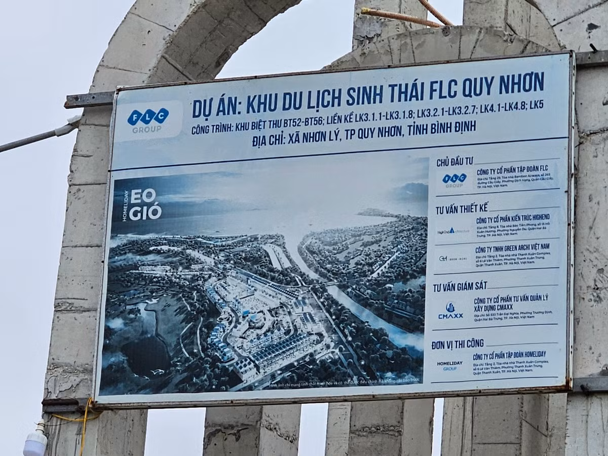 Công trình khu biệt thự và nhà ở liền kề nằm ở vị trí đắc địa thuộc quần thể du lịch nghỉ dưỡng sinh thái FLC Quy Nhơn, nơi từng được xem là Thiên đường nghỉ dưỡng tại miền Trung.