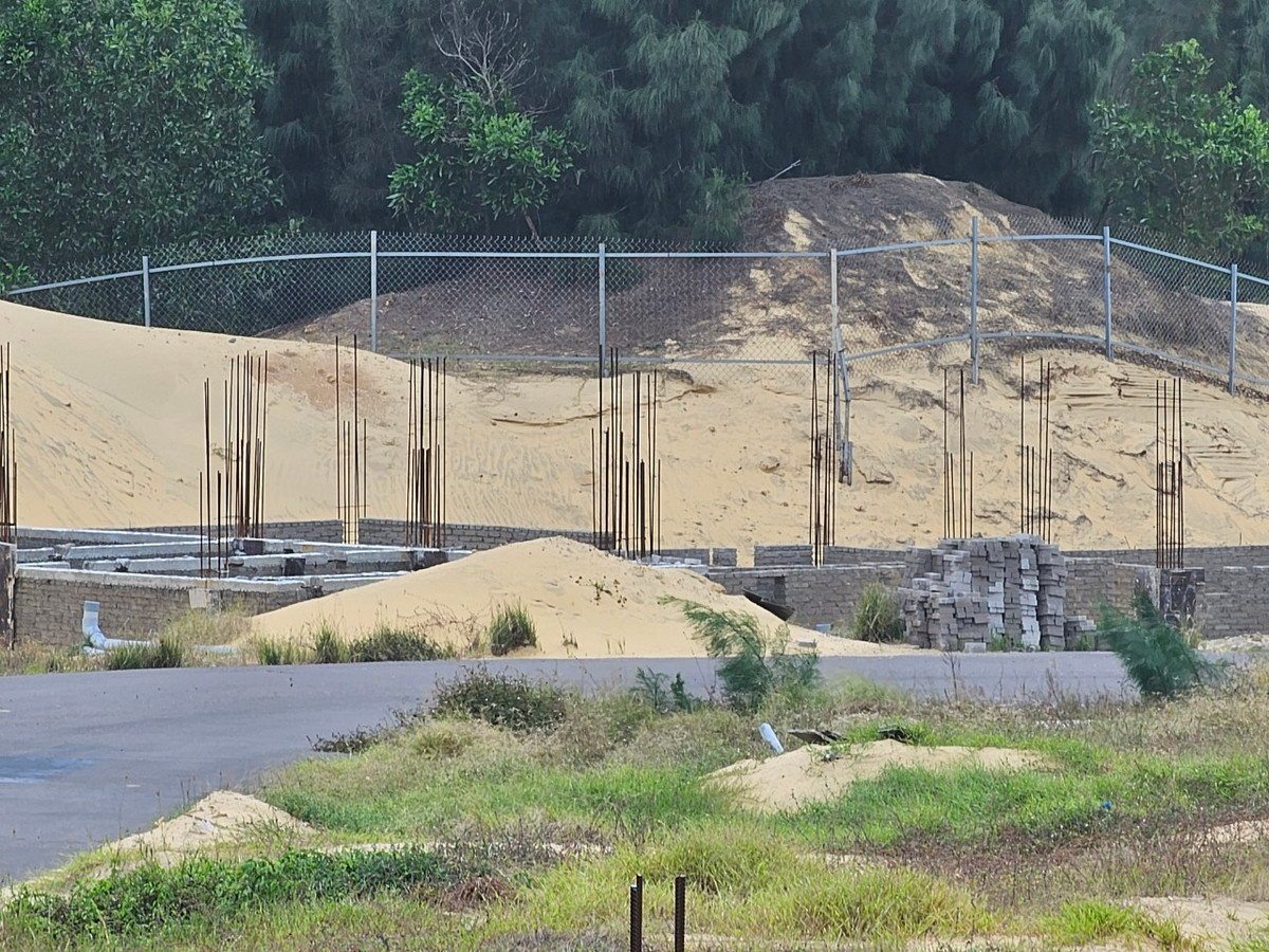 Ngoài con đường nhỏ được thảm nhựa, khu biệt thự và các tiện ích đẳng cấp, sang trọng, ... vẫn còn nằm trên giấy.