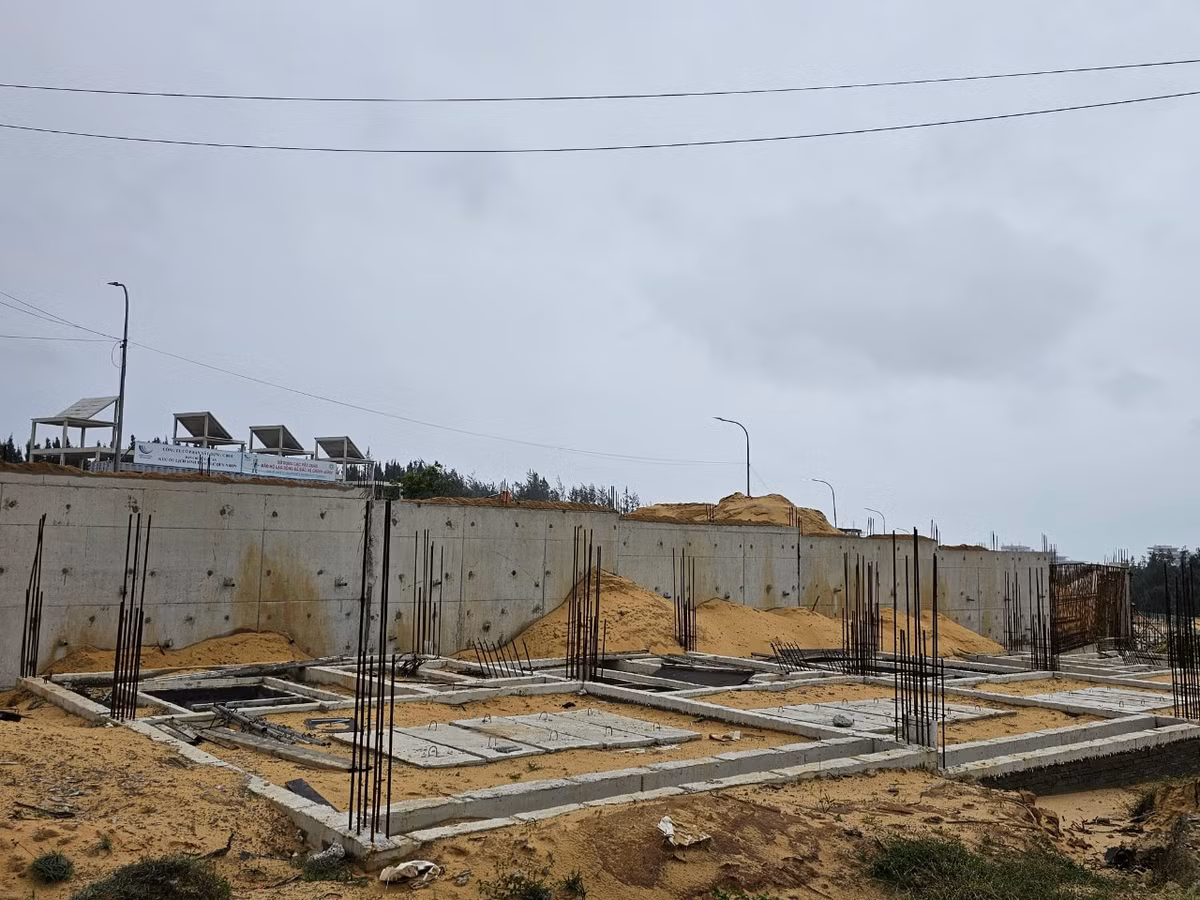 Bỏ hoang lâu ngày, các trụ bê tông đã gỉ sét, bị cát biển "bủa vây".