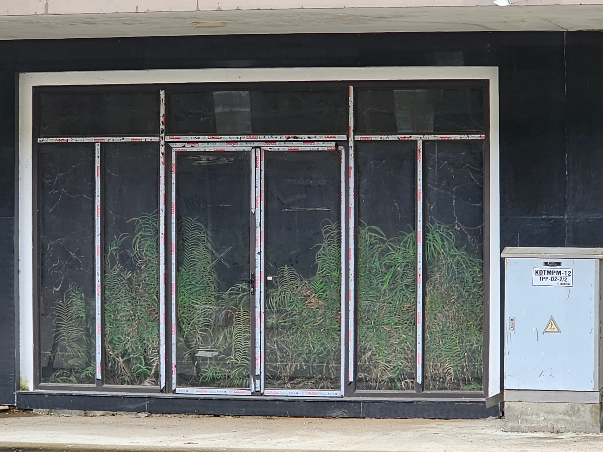 Những căn nhà dường như chưa từng được mở cửa tại Khu đô thị mới Phú Mỹ.