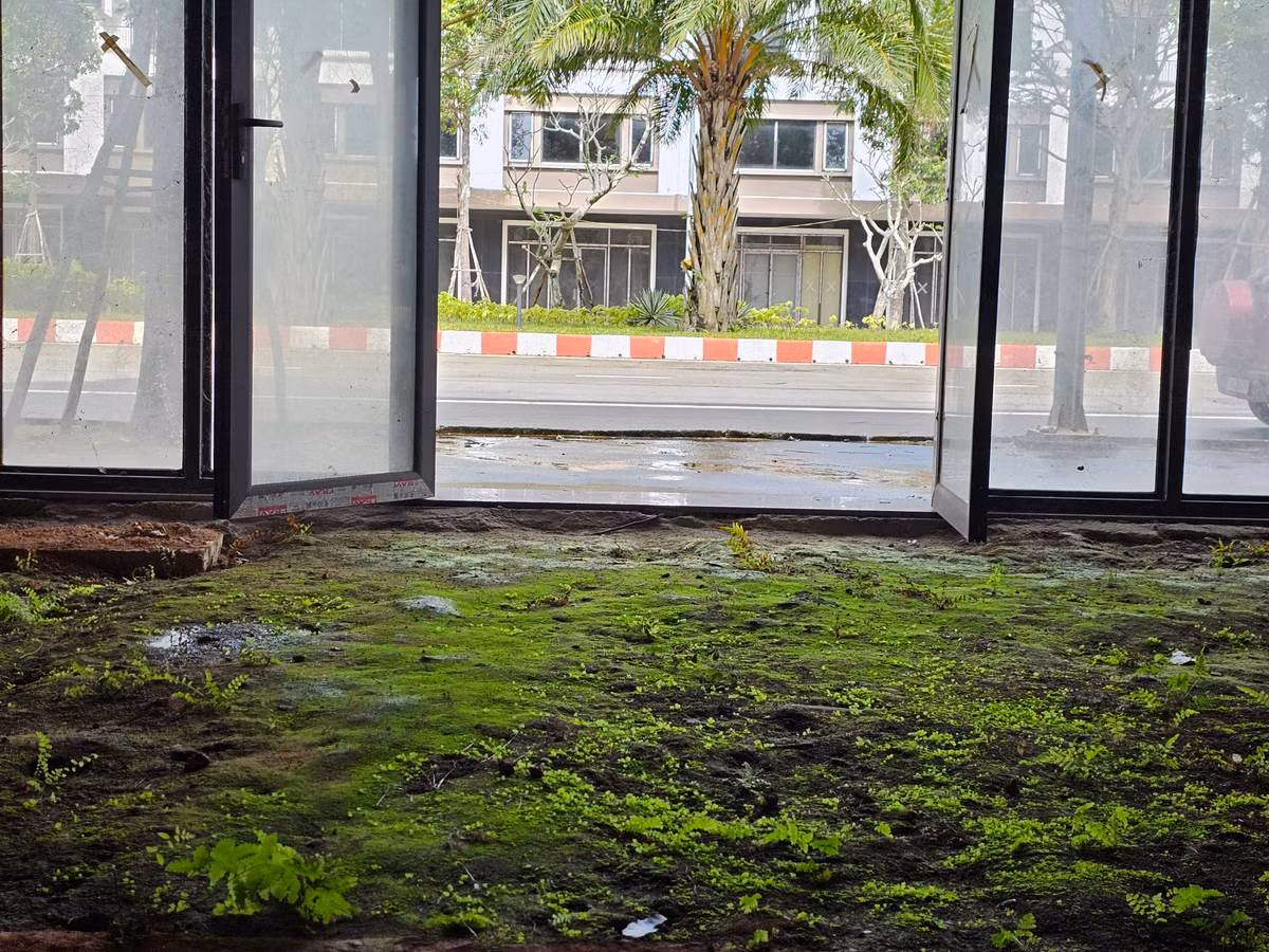 Cảnh nhếch nhác phía bên trong các căn shophouse mặt tiền chỉ mới hoàn thiện phần thô.