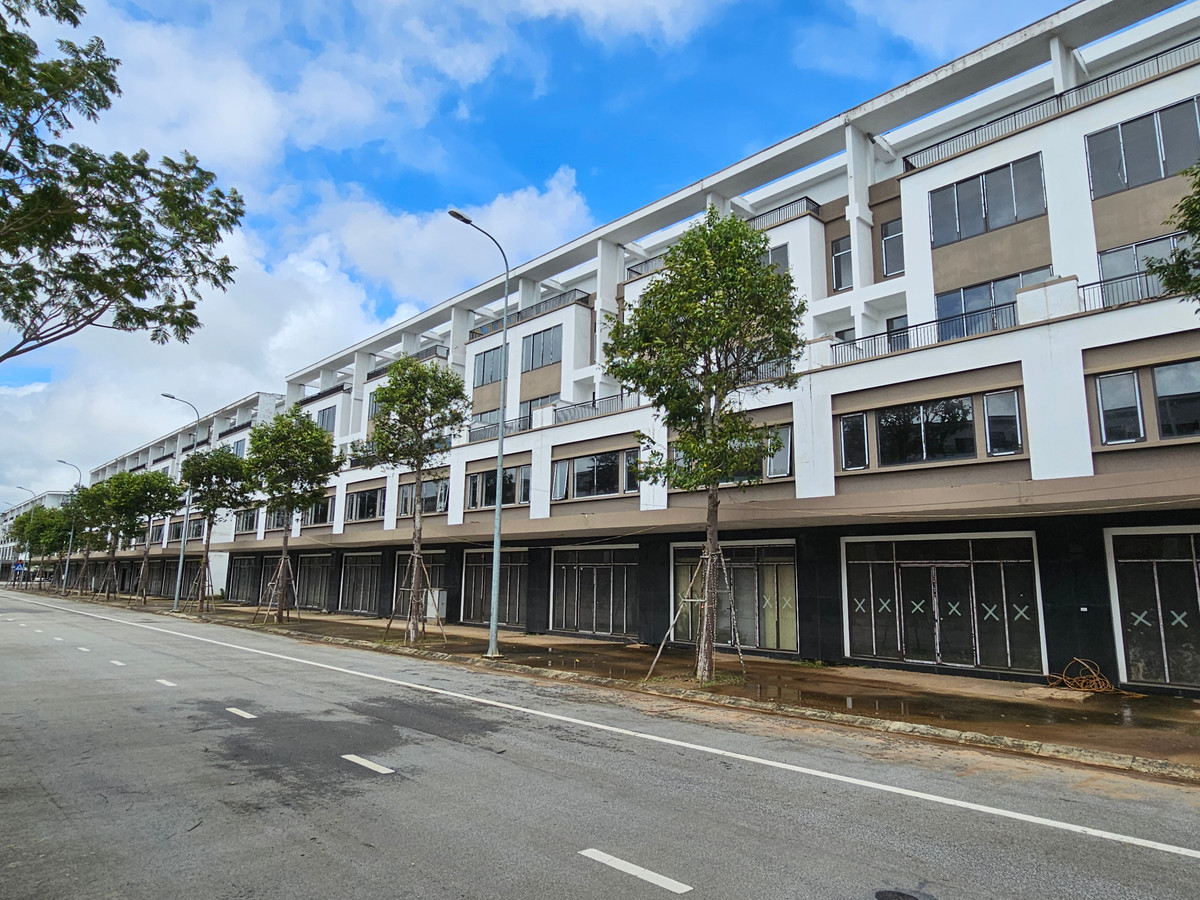  Loạt căn nhà phố bỏ hoang tại Khu đô thị mới khiến nhiều người xót xa.