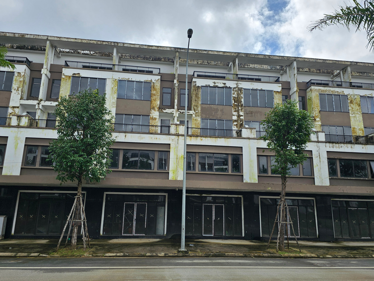 Khung cảnh hoang vắng như trong các bộ phim kinh dị. Tất cả dường như đã đổi màu theo thời gian.