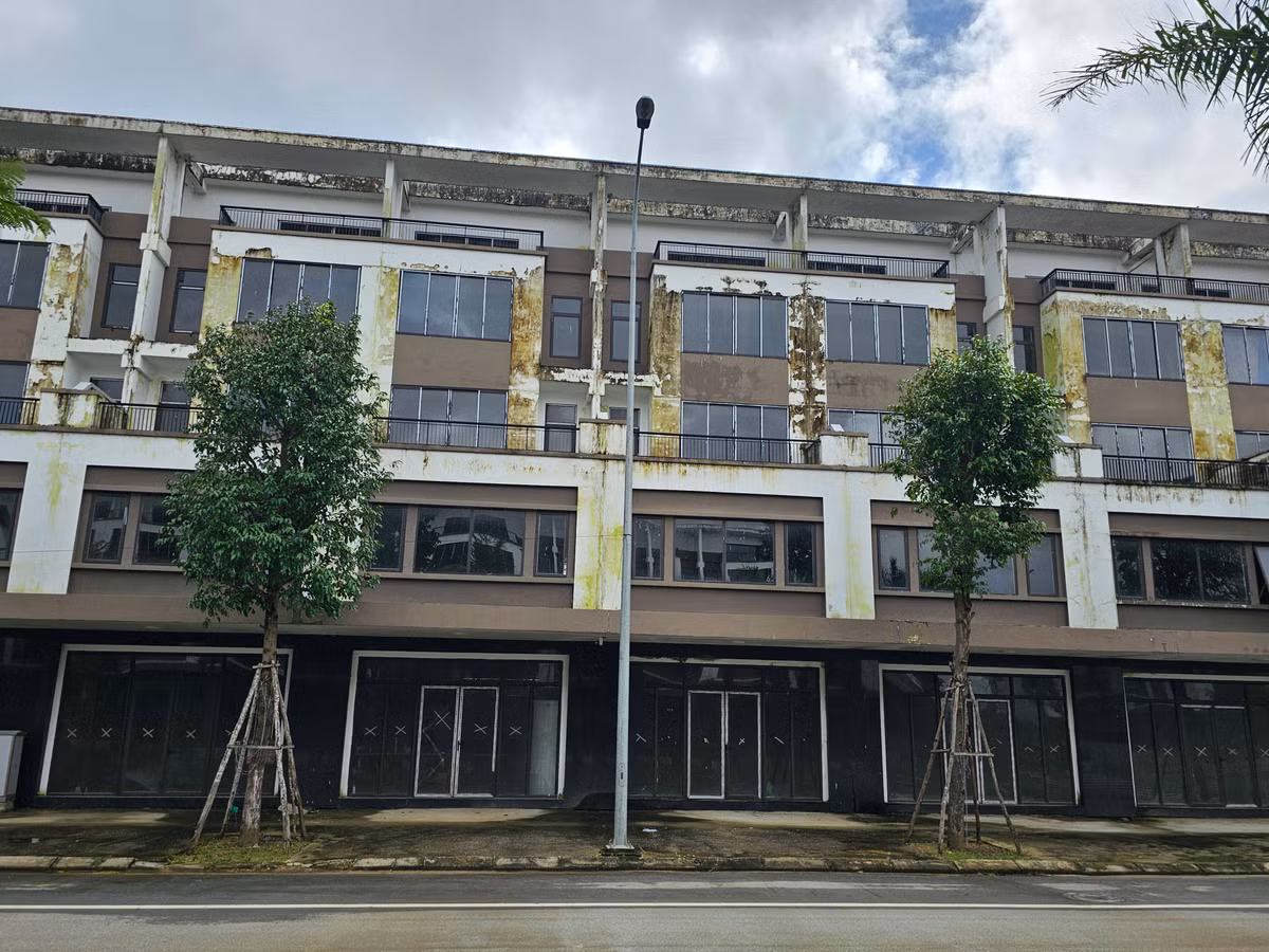 Khung cảnh hoang vắng như trong các bộ phim kinh dị. Tất cả dường như đã đổi màu theo thời gian.