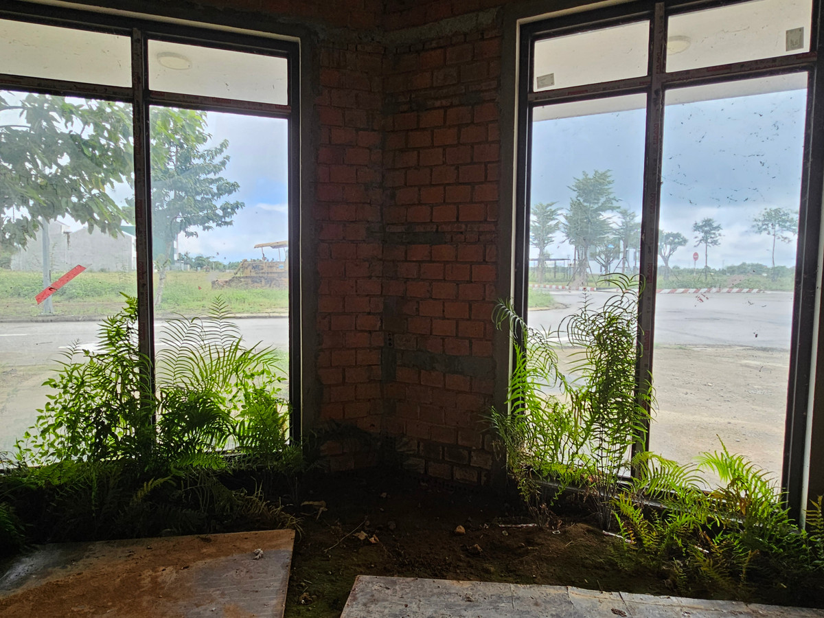 Dãy shophouse tại dự án này từng được nhà đầu tư kỳ vọng tạo nên một tuyến phố buôn bán sầm uất, có thể cho thuê kinh doanh hoặc làm văn phòng, nhưng giờ hoang vắng đến khó tin.