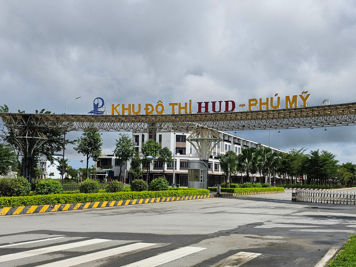 Khu đô thị mới Phú Mỹ nằm trên địa bàn phường Nghĩa Chánh, thành phố Quảng Ngãi, tỉnh Quảng Ngãi. Đây là khu đô thị đầu tiên của Tổng công ty đầu tư phát triển nhà và đô thị (HUD) triển khai tại miền Trung.