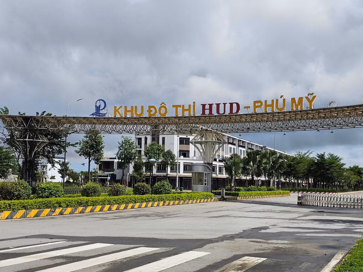 Khu đô thị mới Phú Mỹ nằm trên địa bàn phường Nghĩa Chánh, thành phố Quảng Ngãi, tỉnh Quảng Ngãi. Đây là khu đô thị đầu tiên của Tổng công ty đầu tư phát triển nhà và đô thị (HUD) triển khai tại miền Trung.