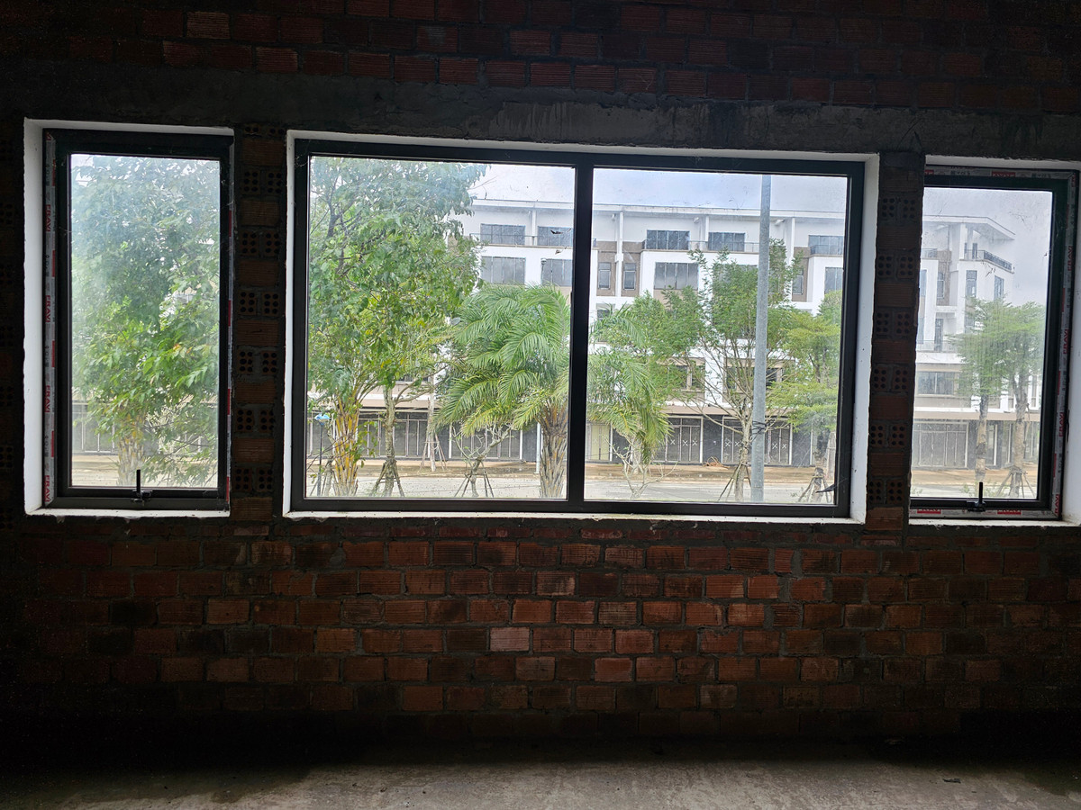 Gạch vữa đổi màu bên trong các căn nhà bị bỏ hoang.