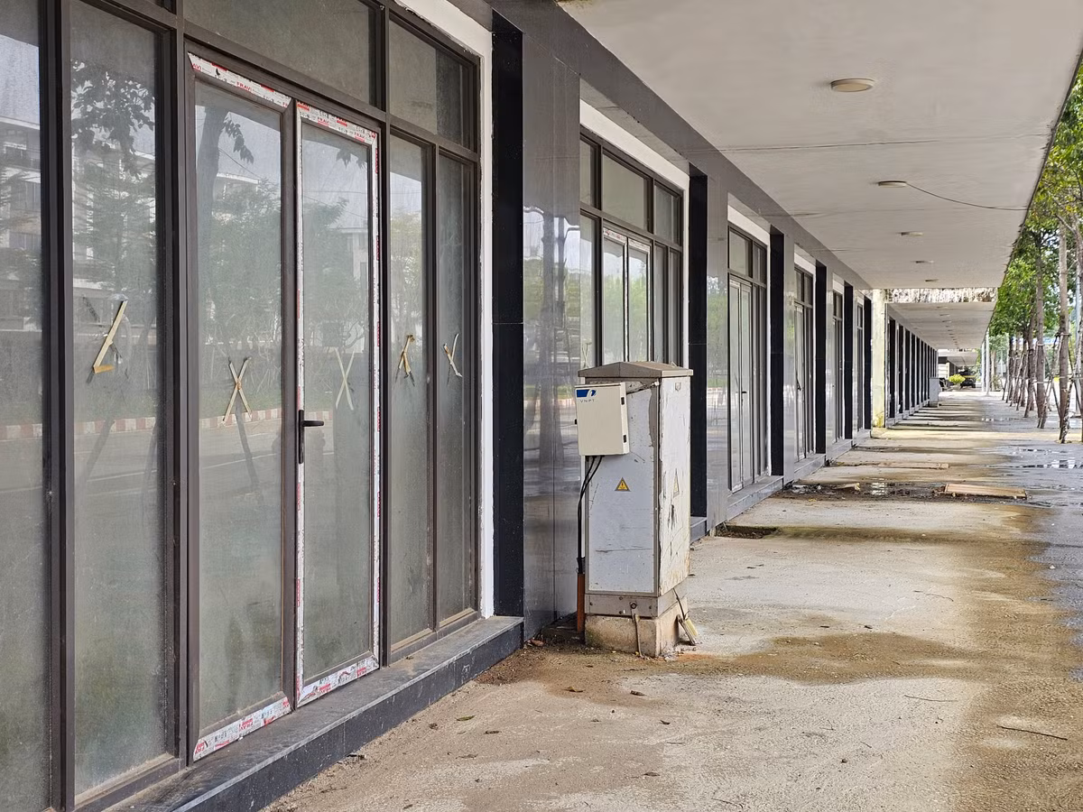 Hàng loạt căn nhà nằm ở mặt tiền khu đô thị mới trong tình trạng cửa đóng then cài, không một bóng người.