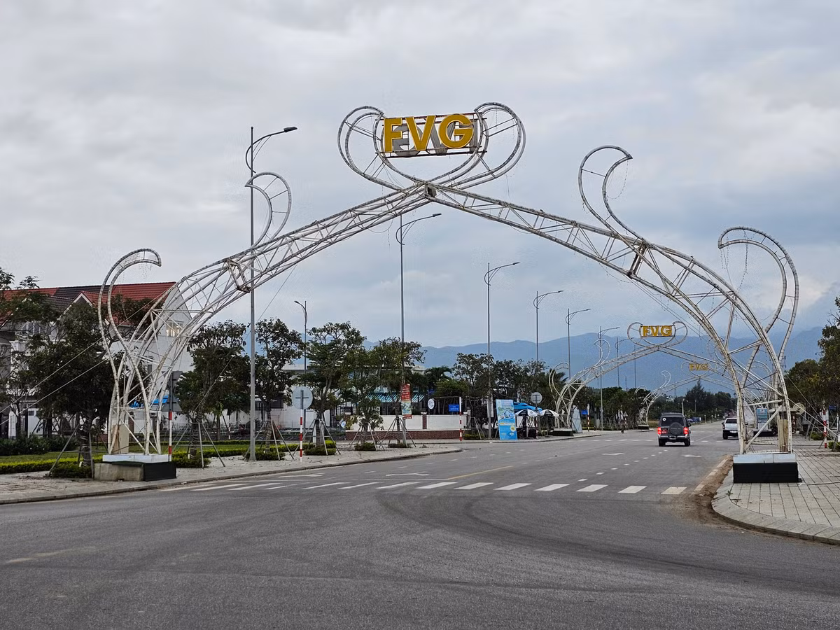  Khu đô thị Vịnh An Hòa City là dự án đất nền, nhà phố của tập đoàn FVG nằm ở vị trí đắc địa trên địa bàn huyện Núi Thành, tỉnh Quảng Nam.