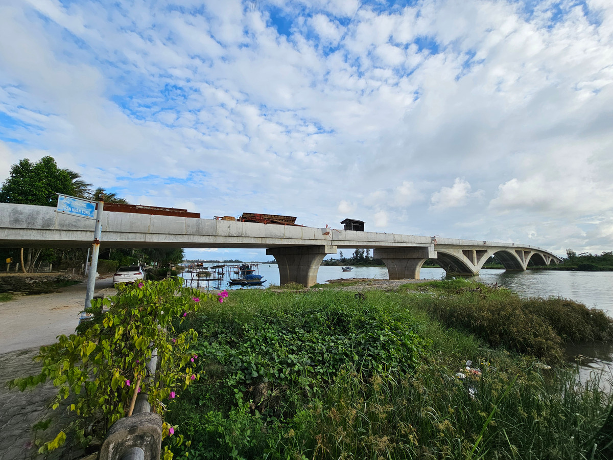 Quang Nam: Cau tram ty khong the thong xe vi... thieu duong dan