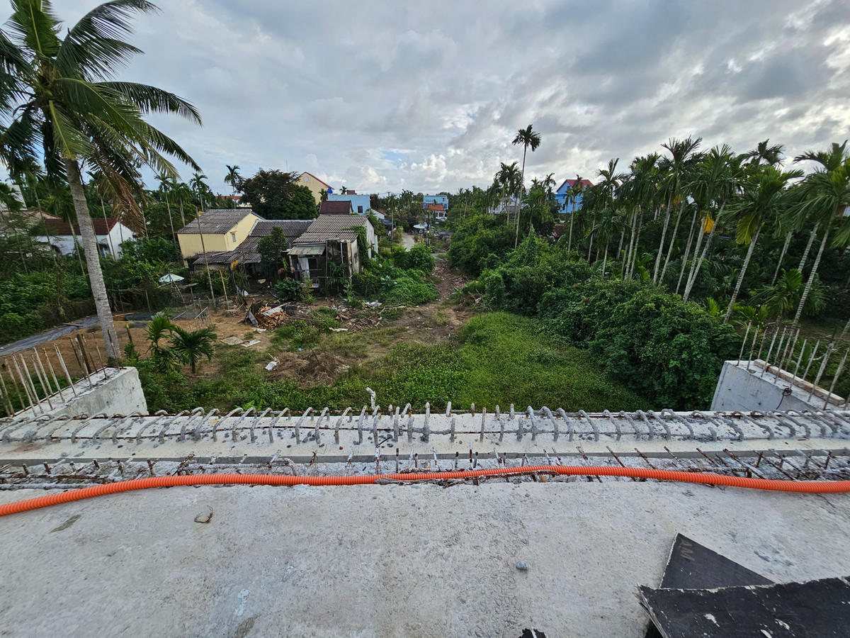 Nguyên nhân là ở hai đầu của hệ thống đường dẫn lên cầu thuộc phường Cẩm Nam và phường Cẩm Châu đều đang bị vướng giải phóng mặt bằng.