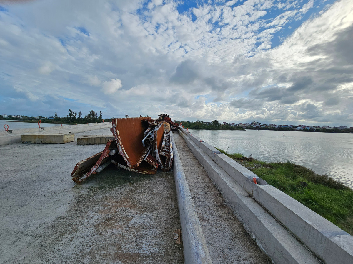 Quang Nam: Cau tram ty khong the thong xe vi... thieu duong dan-Hinh-4