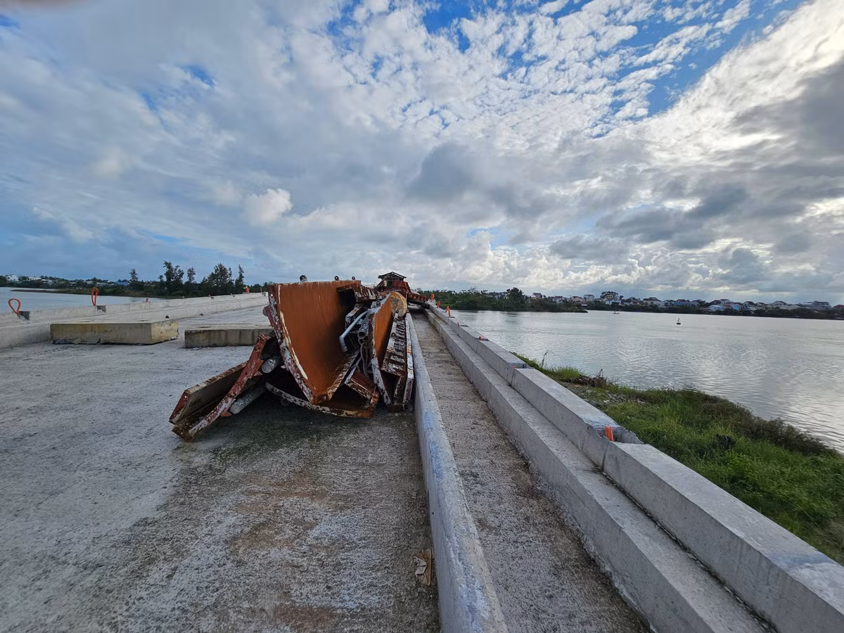Quang Nam: Cau tram ty khong the thong xe vi... thieu duong dan-Hinh-4