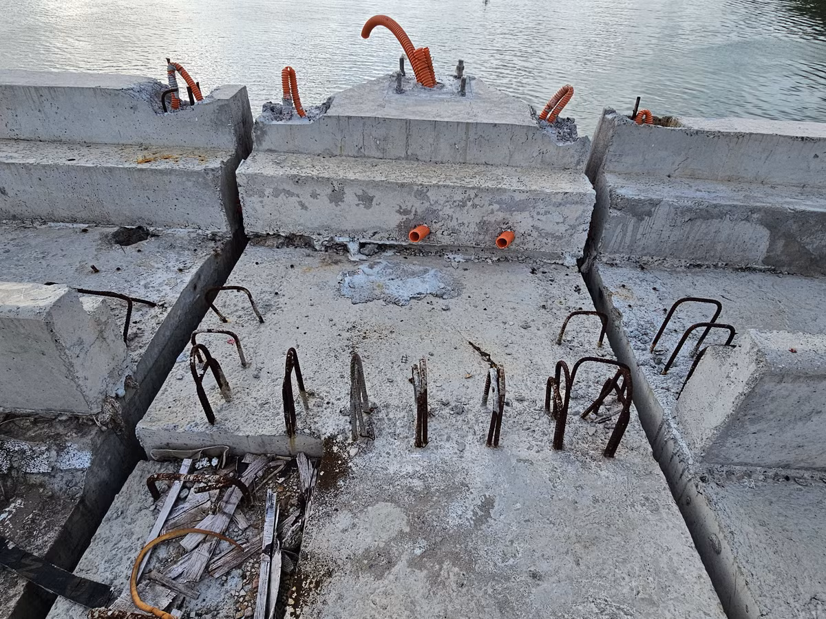 Trong khi chờ đường dẫn, sắt thép trên cầu đã bắt đầu hoen gỉ.