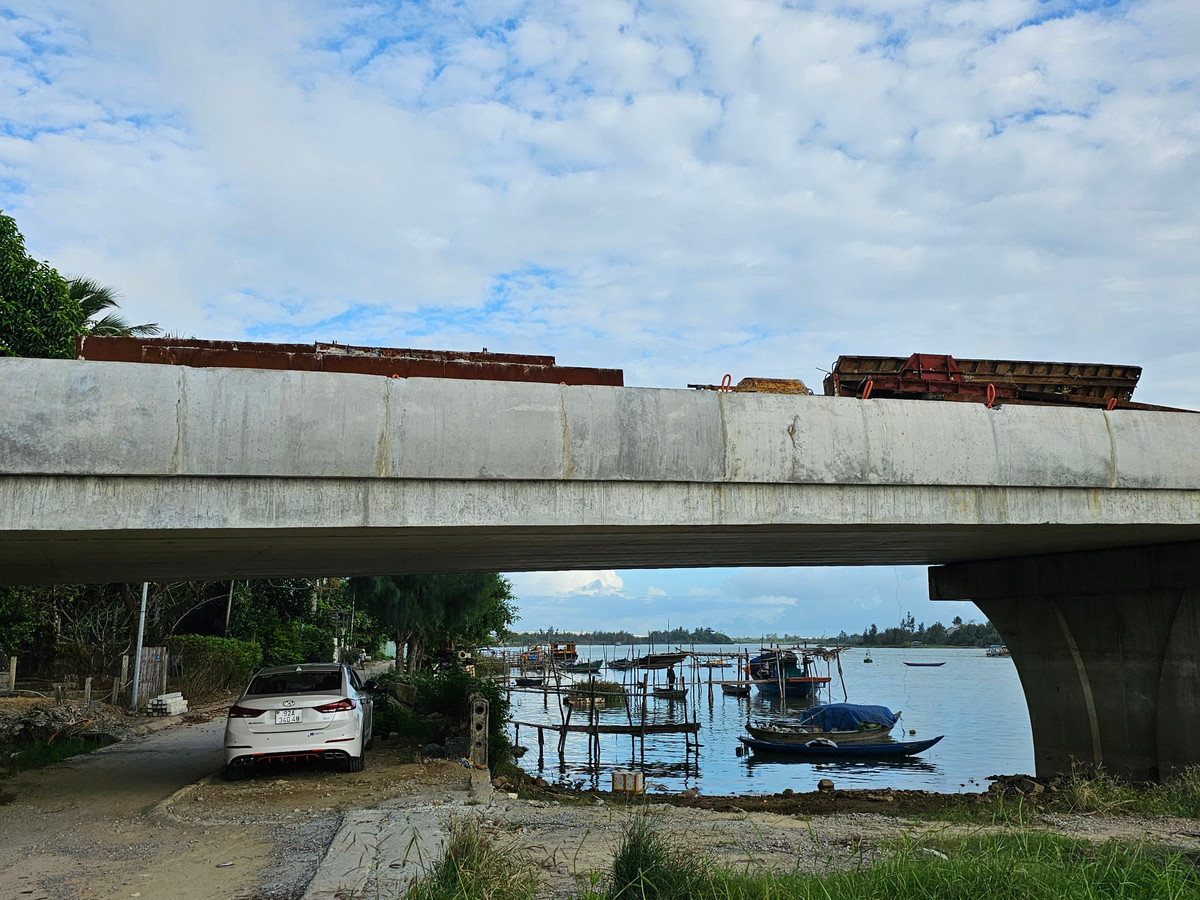 Quang Nam: Cau tram ty khong the thong xe vi... thieu duong dan-Hinh-2