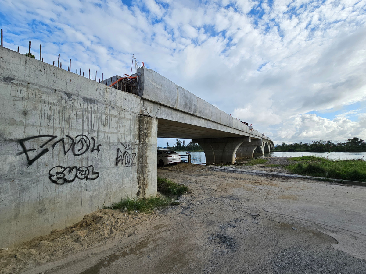 Phần bê tông hai bên thành cầu đã bị vẽ bậy chi chít.