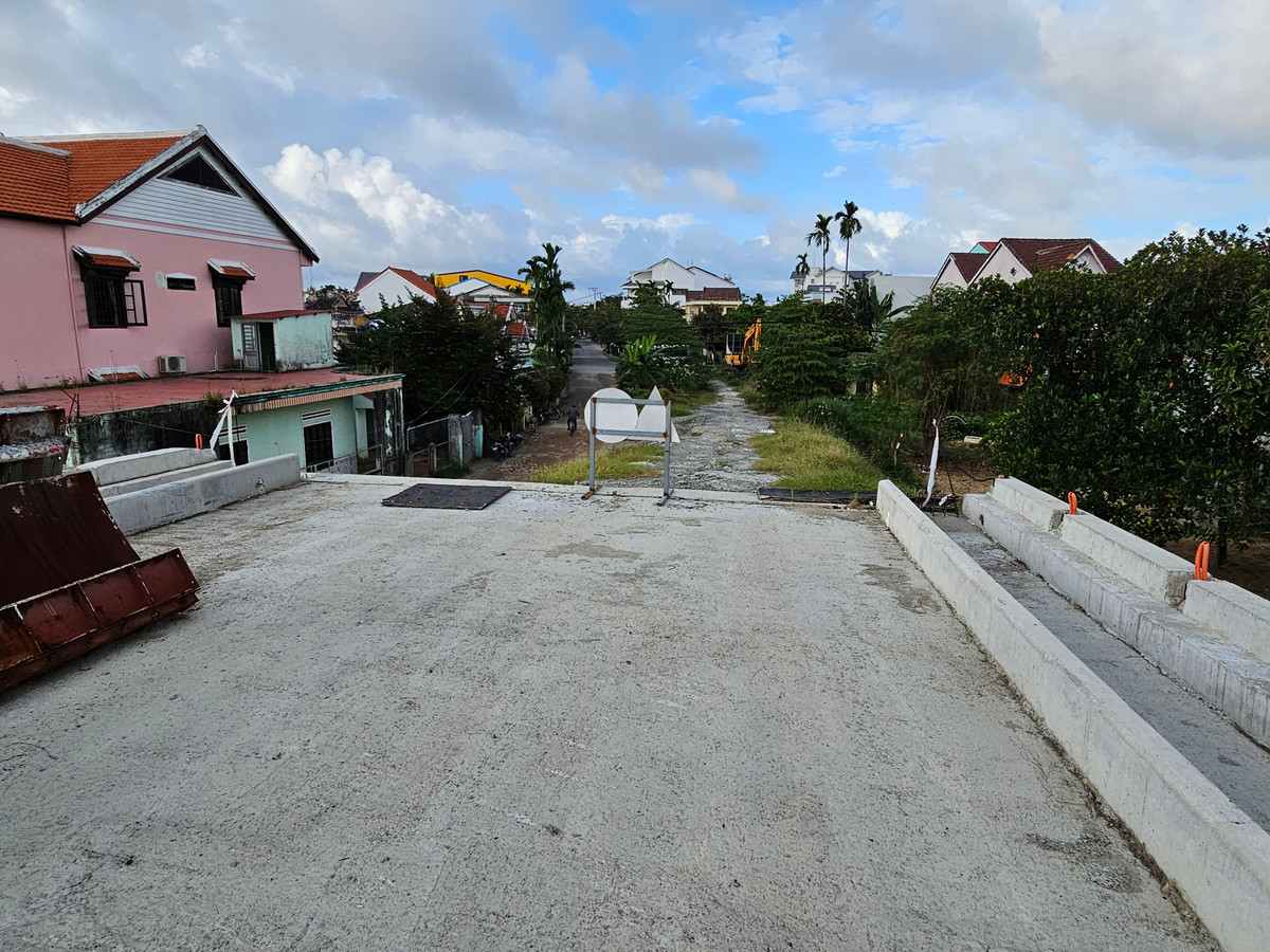 Quang Nam: Cau tram ty khong the thong xe vi... thieu duong dan-Hinh-7