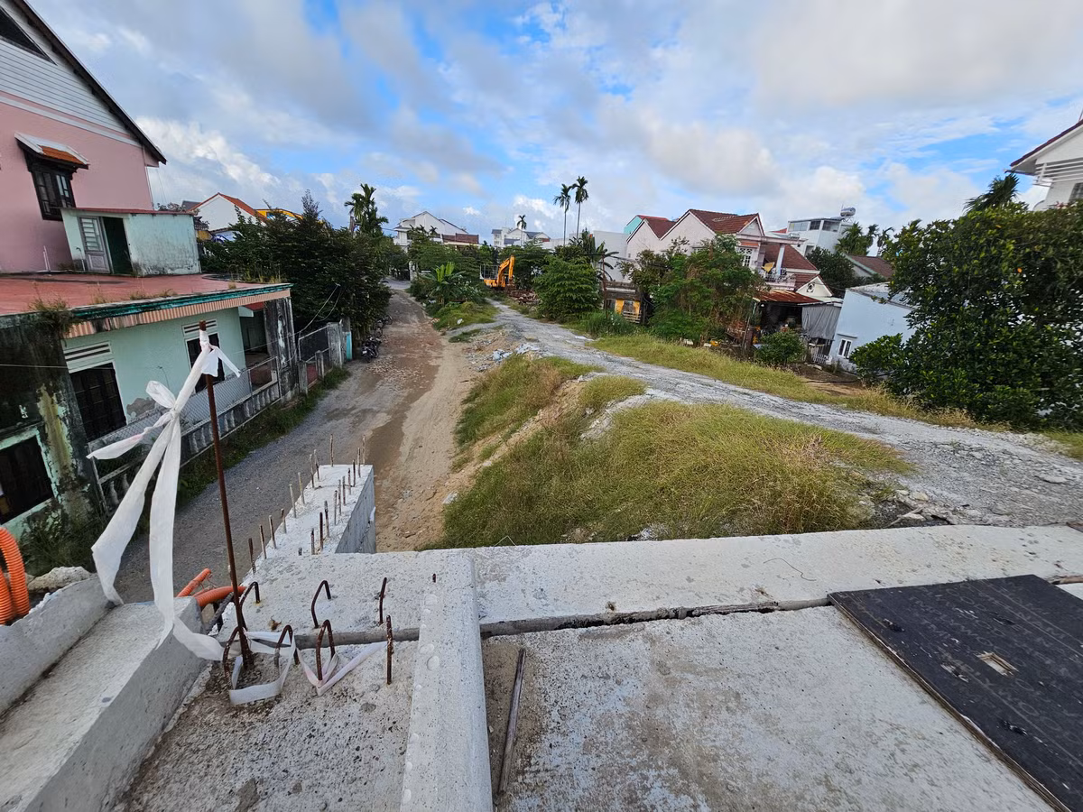 Việc thi công cũng đã tạm dừng trong một thời gian dài.