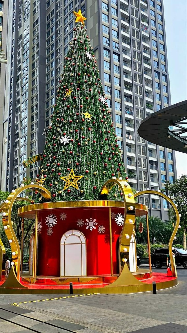 Cây thông Noel khổng lồ là điểm check in độc đáo tại Landmark 81, quận Bình Thạnh (TP. HCM).