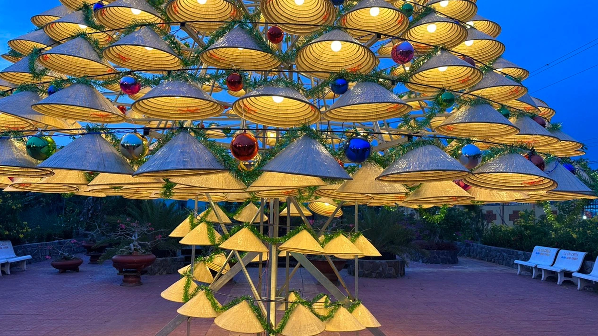 Đây được xem là một trong những cây thông độc lạ nhất ở Bạc Liêu chào đón lễ Giáng sinh năm 2024. Ảnh: Gia Minh