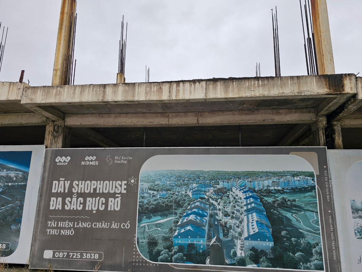 Dãy shophouse đa sắc rực rỡ "tái hiện làng châu Âu cổ thu nhỏ" từng được quảng bá rầm rộ sở hữu vị trí đắc địa, nằm ở trung tâm Khu kinh tế Nhơn Hội.