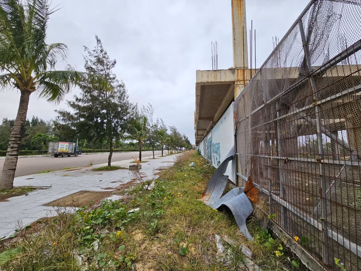 Một số hạng mục được "đổ sàn" rồi tạm dừng, nay hoang tàn đến khó tin.