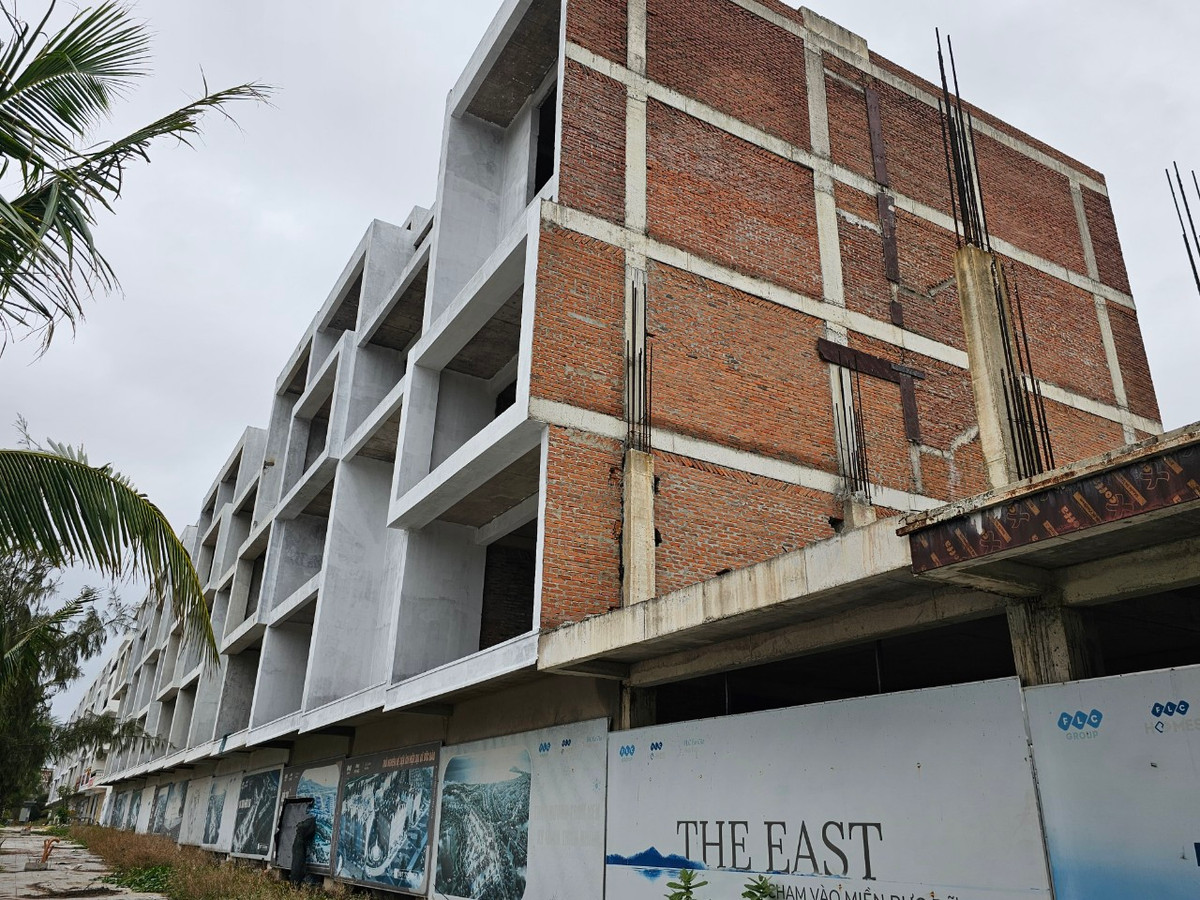 Dãy shophouse nằm ở vị trí vàng tại "thiên đường nghỉ dưỡng miền Trung" từng được giới bất động sản giới thiệu ngập tràn trên các kênh nay vắng lặng, đìu hiu, không một bóng người.