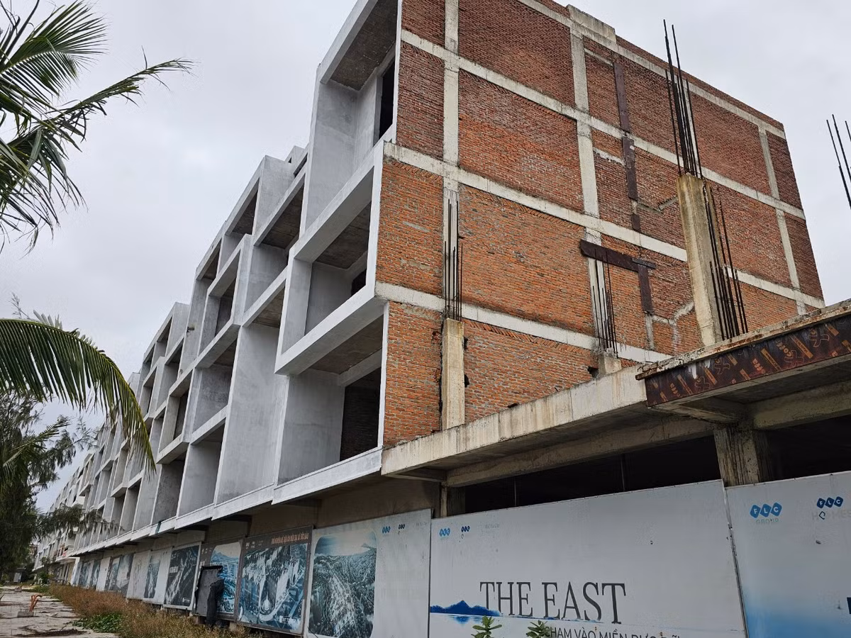 Dãy shophouse nằm ở vị trí vàng tại "thiên đường nghỉ dưỡng miền Trung" từng được giới bất động sản giới thiệu ngập tràn trên các kênh nay vắng lặng, đìu hiu, không một bóng người.