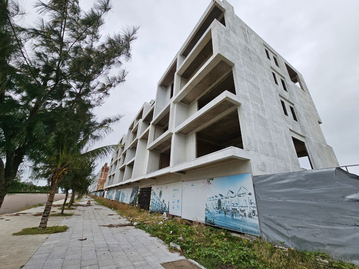 "Giá giảm hơn 1 tỷ mỗi lô nhưng vẫn không có giao dịch.", một môi giới bất động sản tại đây cho hay.