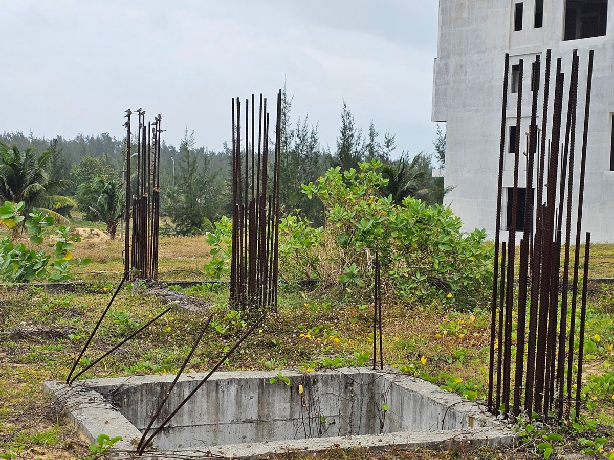 Bỏ hoang lâu ngày, sắt thép đã hoen gỉ, cỏ dại ngập lối.