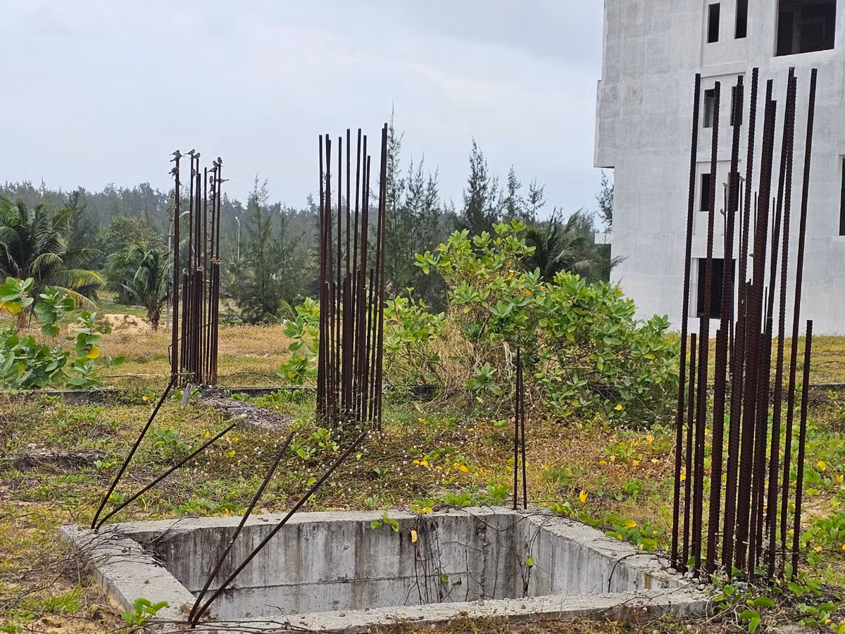 Bỏ hoang lâu ngày, sắt thép đã hoen gỉ, cỏ dại ngập lối.
