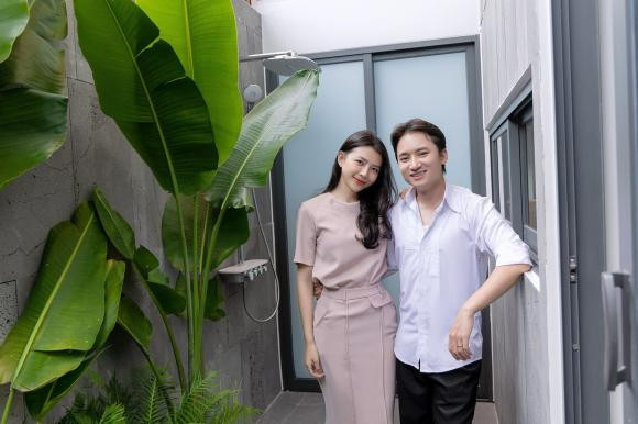 Đặc biệt, anh còn nhắn nhủ đầy ngọt ngào đến bà xã mình: "Ngoài kia không biết thế giới yêu nhau kiểu gì. Còn với Quỳnh yêu là dành những điều tốt đẹp nhất cho gia đình bé nhỏ. Tổ ấm được 2 vợ chồng kĩ lưỡng lựa chọn từng chi tiết nhỏ nhất cuối cùng cũng hoàn thiện. Cảm ơn bà xã Huỳnh Khánh Vy vì đã đồng hành cùng anh!".