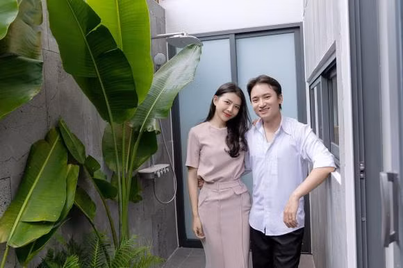 Đặc biệt, anh còn nhắn nhủ đầy ngọt ngào đến bà xã mình: "Ngoài kia không biết thế giới yêu nhau kiểu gì. Còn với Quỳnh yêu là dành những điều tốt đẹp nhất cho gia đình bé nhỏ. Tổ ấm được 2 vợ chồng kĩ lưỡng lựa chọn từng chi tiết nhỏ nhất cuối cùng cũng hoàn thiện. Cảm ơn bà xã Huỳnh Khánh Vy vì đã đồng hành cùng anh!".