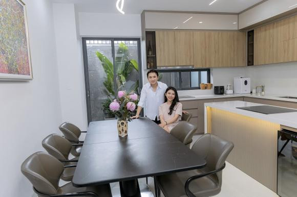 Những nội thất trong nhà được Phan Mạnh Quỳnh và bà xã chọn lựa cũng khiến cho tổ ấm thêm phần tinh xảo, ấn tượng hơn.