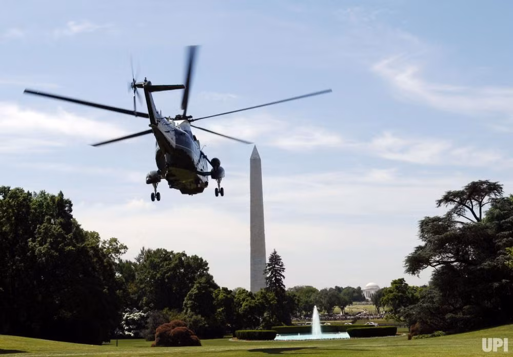 Trực thăng Không lực Một chở vợ chồng Tổng thống Barack Obama rời Nhà Trắng tới Trại David trong dịp cuối tuần Ngày Tưởng nhớ. (Nguồn ảnh UPI)