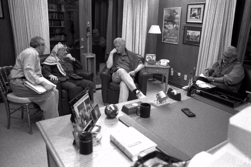 Tổng thống Mỹ Bill Clinton gặp gỡ Chủ tịch Yasser Arafat ở Trại David vào ngày 11/7/2000.