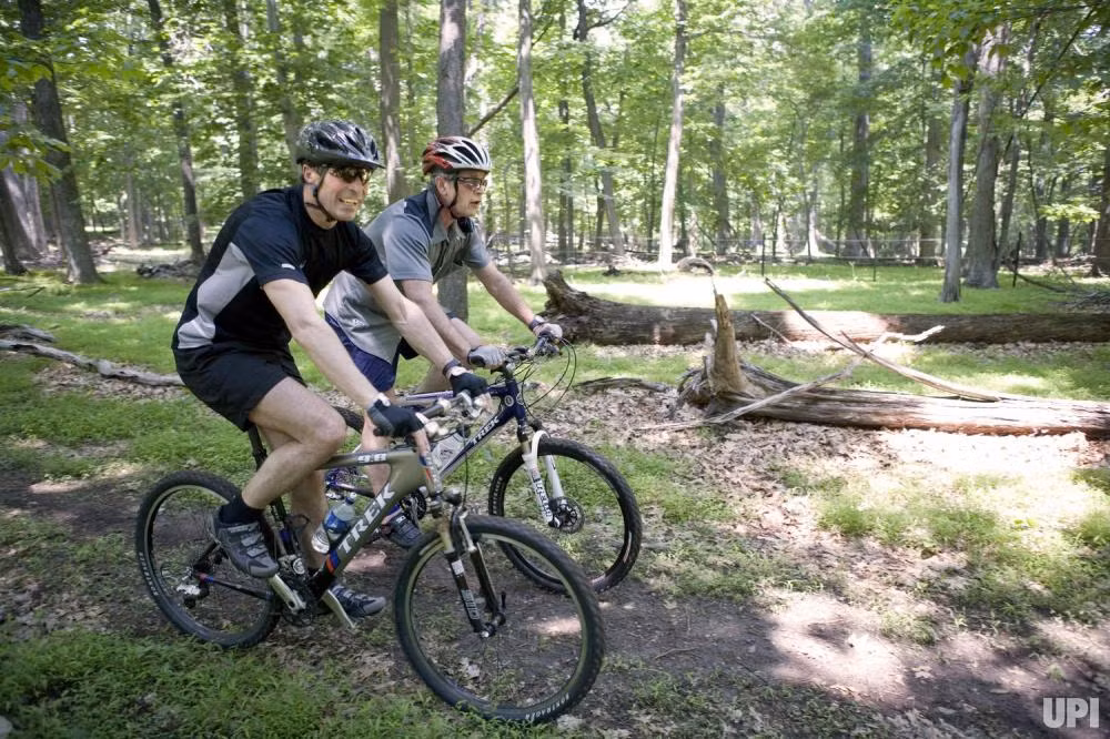 Ông Bush đạp xe cùng Thủ tướng Đan Mạch Anders Fogh Rasmussen.