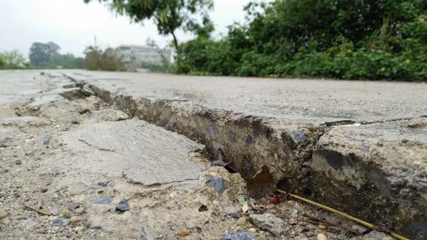 Tuyến đường đê được hoàn thành tạo nên niềm vui cho những người dân địa phương, bởi họ được đi trên con đường mới thay vì khổ sở di chuyển qua đường đất bụi bẩn mỗi ngày. Tuy nhiên, sau hơn một năm đưa vào sử dụng, con đường đã bị hư hỏng, sụt lún khiến người dân thất vọng.