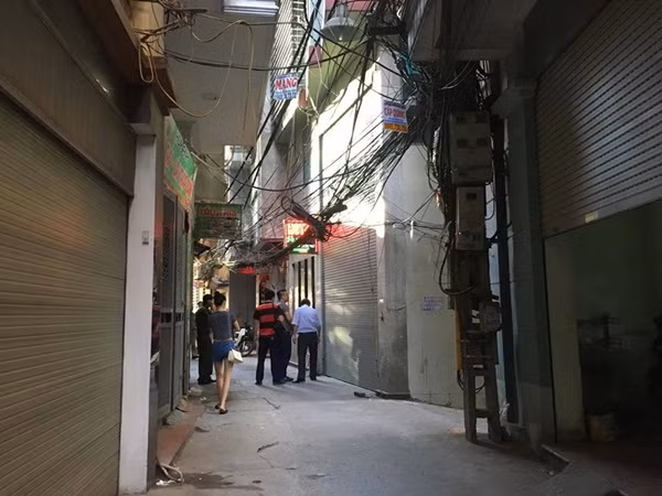 Một số người dân sống gần hiện trường cho hay, thời điểm xảy ra vụ nổ súng có 3 người đi trên ô tô vào gọi cửa nhà nghỉ Nam Cường. Nhân viên L. điều khiển cho cửa cuốn mở ra liền bị các đối tượng đứng bên ngoài bắn trực diện dẫn đến tử vong. Một lãnh đạo Công an phường Trung Hòa cho biết thêm, camera an ninh ở khu vực có ghi lại được hình ảnh các đối tượng nổ súng, tuy nhiên do chất lượng kém nên khó xác định ngay được. Nhưng có ít nhất 3 đối tượng bước xuống từ ô tô, cầm 2 khẩu AK và một khẩu súng ngắn, còn trên xe có thêm đối tượng nào hay không thì chưa nắm được.