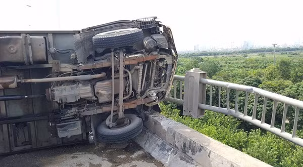 Sau cú va chạm cả 3 chiếc ô tô bị hư hỏng nặng, riêng chiếc xe tải bị lật nằm ngang trên cầu Vĩnh Tuy (theo hướng đi về trung tâm TP Hà Nội) và chảy nhiều xăng ra đường, còn chiếc xe bán tải bị vỡ cả hai lốp trước sau, nằm ngang chắn giữa hai làn đường di chuyển.