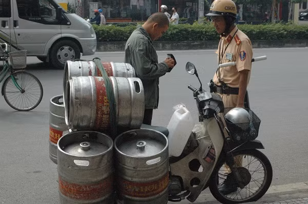 Những trường hợp lái xe chở hàng cồng kềnh đều bị CSGT ra tín hiệu lệnh dừng phương tiện để nhắc nhở.